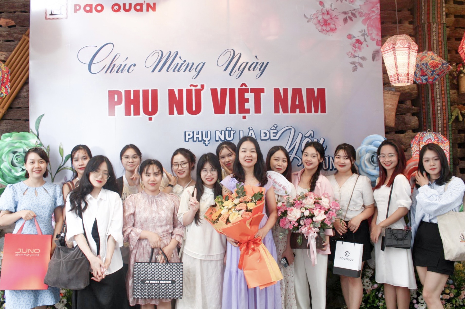 Không khí ngày Phụ nữ Việt Nam 20/10 tại Trung tâm Ngoại Ngữ Hà Nội